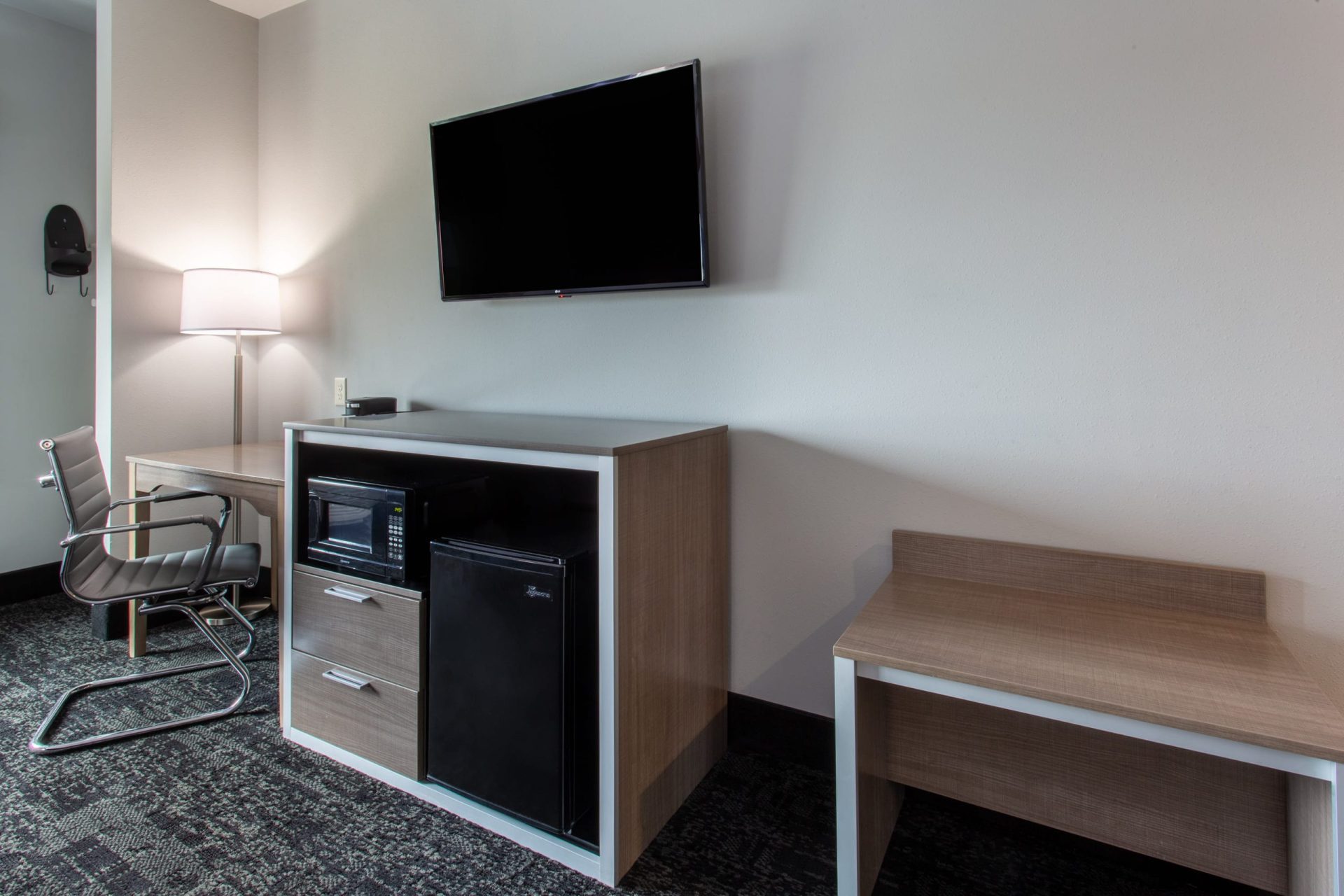 1 King bed Non Smoking Baymont Madison